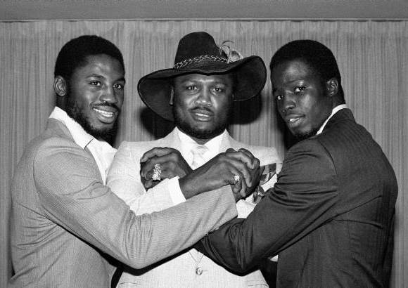 AP - Frazier, en el centro, con su hijo Marvis, izquierda, y James Shuler en el Madison Square Garden el 3 de septiembre de 1980.