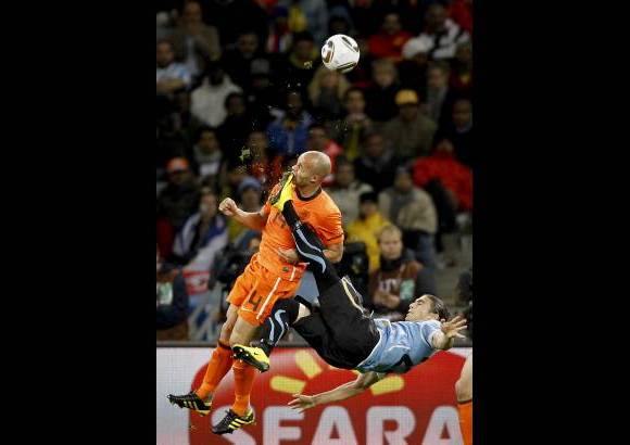 Reuters - Mike Hutchings, de Reuters, gan&#243; en la categor&#237;a Deporte Individual, con esta imagen de Demy Zeeuw, de los Pa&#237;ses Bajos, quien fue pateado en la cara por Mart&#237;n de Uruguay, durante un partido de la semifinal del Mundial de F&#250;tbol en Sud&#225;frica.