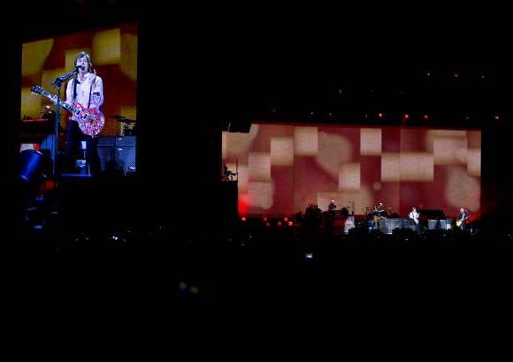 AP - &quot;Estoy muy emocionado de estar aqu&#237;&quot;, dijo McCartney en espa&#241;ol ante la euforia de la multitud que pudo llegar al sitio desde las 8:00 de la ma&#241;ana del jueves.