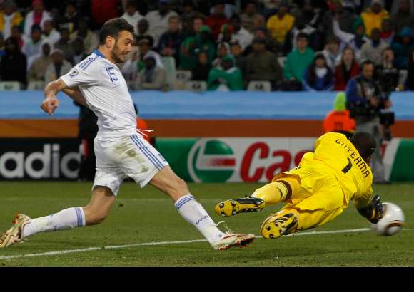 AP - Los campeones de la Eurocopa 2004 capitalizaron el jugar con superioridad numérica desde los 33 minutos para darle la vuelta al marcador. Vassilis Torosidis y Dimitris Salpingidis (foto) convirtieron los goles del triunfo griego.