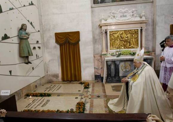 AP - El Papa visit&#243; las tumbas de los pastorcitos a los que se les apareci&#243;n la Virgen de F&#225;tima.
