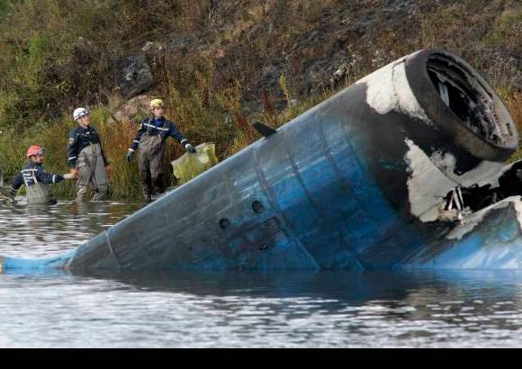AP - En el lugar del accidente, un fragmento roto del fuselaje azul claro del avi&#243;n yac&#237;a medio sumergido en un r&#237;o.