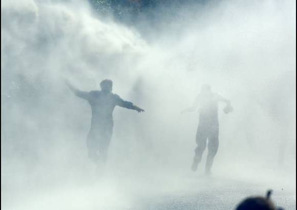 AP - Protestas en Turqu&#237;a. Las autoridades arrojan agua a presi&#243;n ante los manifestantes.