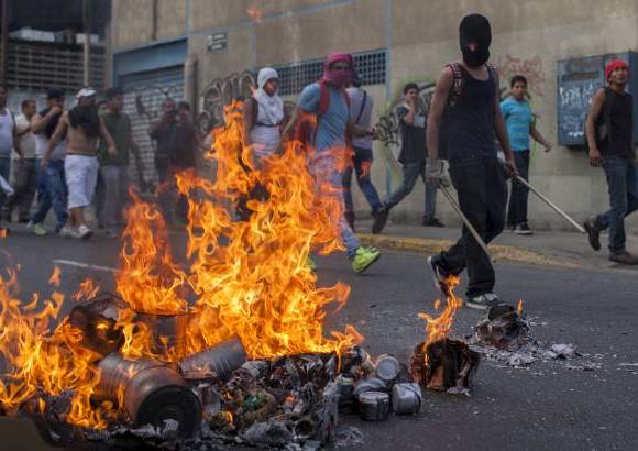 Federico Ríos Escobar - Guardias nacionales dispersaron con gas lacrimógeno y balas de goma a cientos de estudiantes que protestaron el lunes en varias vías de Caracas por los resultados de las elecciones presidenciales de la la noche del domingo, en las que fue declarado ganador el oficialista Nicolás Maduro.