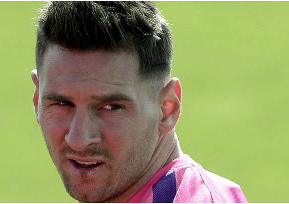 Afp - El retorno de Lionel Messi a los entrenamientos del Barcelona, tras agotar sus vacaciones, despertó la curiosidad entre los seguidores del jugador en las redes sociales sobre todo por el nuevo look que luce el futbolista argentino.