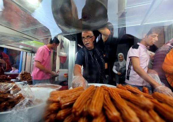 Reuters - Los fieles anticiparon sus compras por estos días del Ramadán.