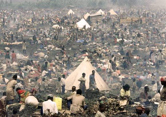 AFP - El 17 de julio de 1994, cerca de 160.000 refugiados ruandeses copaban un campamento improvisado, 10 kms al norte de ciudad de Goma, en la frontera con Zaire. El mayor genocidio registrado en el mundo, según la ONU, comenzó la noche del 6 de abril de 1994.