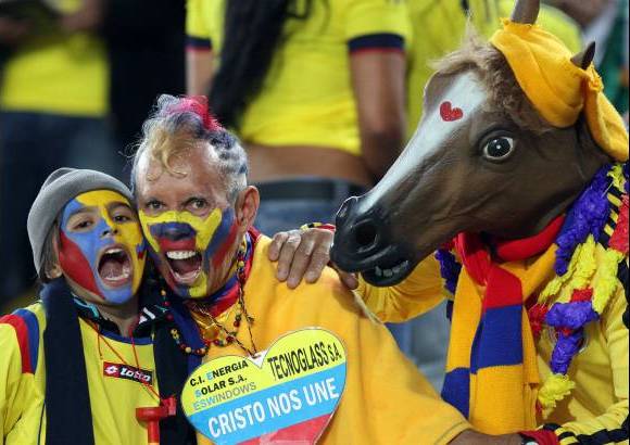Colprensa - El Cole y las curiosidades en las tribunas de El Camp&#237;n que nuevamente respondi&#243; con un lleno total para apoyar a la Selecci&#243;n.