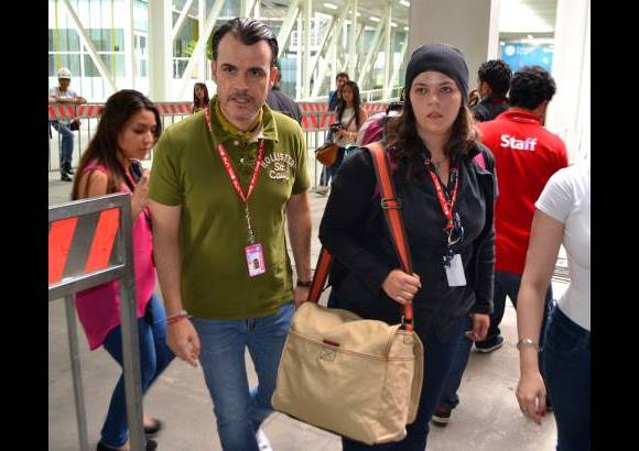 Cortesía - Sara Bustamante es recibida por Pablo Antón (Cofundador de Campus Party), Sara fue la primera en ingresar a la fiesta tecnológica más importante del país.