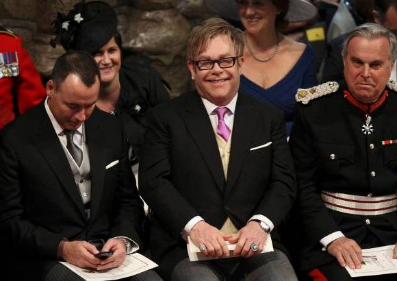 Reuters - El cantante Elton John luci&#243; emocionado durante la ceremonia.