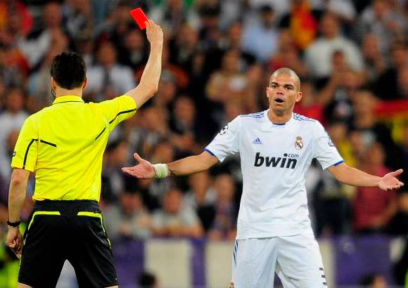 AP - El Madrid jug&#243; la &#250;ltima media hora con un hombre menos por la expulsi&#243;n a los 61 minutos del portugu&#233;s Pepe, quien vio la roja directa por una plancha sobre Dani Alves.