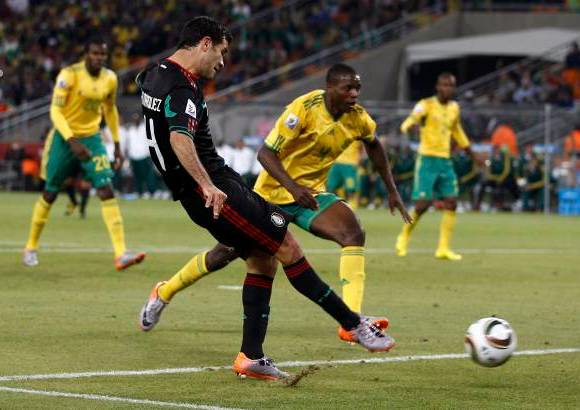 Reuters - Rafael Márquez, el mexicano de más experiencia en Europa, con el Barcelona, ha sido el salvador mexicano con su gol al m.79 a un pase de Guardado, del Deportivo La Coruña, que el defensa controló bien para disparar a primer poste.