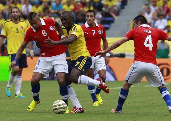 AP - Pero Chile continu&#243; con el dominio del bal&#243;n, aunque sin profundidad sobre el arco de David Ospina, en un manejo que pronto se ver&#237;a reflejado en el marcador, porque el f&#250;tbol de Colombia no fue el acostumbrado en Barranquilla, algo que aprovech&#243; Chile.