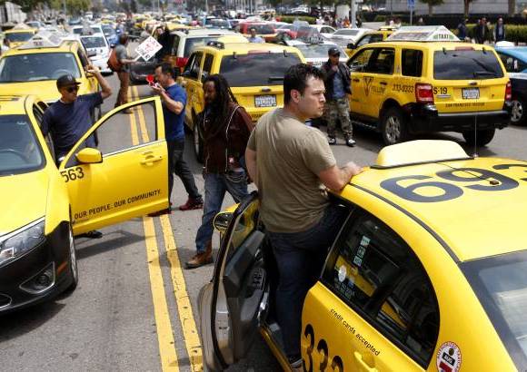 Reuters - Taxistas de San Francisco bloquean las calles que rodean la alcald&#237;a durante una protesta en contra de los programas de intercambio que, los conductores afirman, est&#225;n operando ilegalmente en San Francisco, Estados Unidos