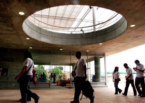 FOTO EL COLOMBIANO - Espacios dise&#241;ados para contribuir a la transformaci&#243;n de la ciudad desde los &#225;mbitos educativo, cultural y social. En los parques biblioteca convergen distintas instituciones en un mismo espacio para generar tejido social y plantear un nuevo estilo de convivencia.