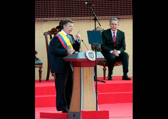 Reuters - El ex presidente Uribe escuch&#243; atento el discurso de Juan Manuel Santos.