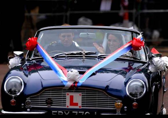 Reuters - Tras la recepci&#243;n que ofreci&#243; la reina Isabel II en su residencia oficial, a Guillermo se le vio al volante del autom&#243;vil con una gran sonrisa y con otro uniforme, esta vez de color azul, mientras que Catalina saludaba a la gente vestida a&#250;n con su traje de novia.