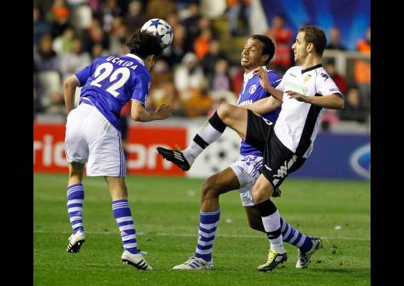 Reuters - Roberto Soldado, otro exdelantero del Madrid, abri&#243; el marcador a los 17 minutos para el Valencia.