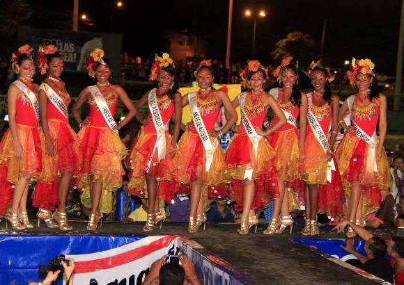 Colprensa - Las candidatas de los barrios desfilaron ante el p&#250;blico, en el Reinado Popular de Cartagena.