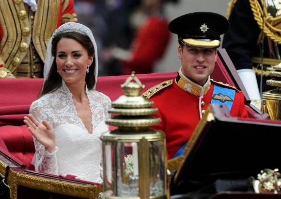 Reuters - La pareja lleg&#243; al palacio de Buckingham desde la abad&#237;a en la State Landau, una carroza al descubierto tirada por cuatro caballos.