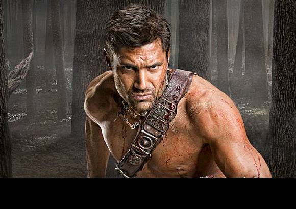 Cortes&#237;a starz.com - Crixus (Manu Bennett): era el mejor gladiador antes de la llegada de Spartacus y pas&#243; de ser su enemigo a su compa&#241;ero de lucha. Est&#225; enamorado de la esclava Naevia.