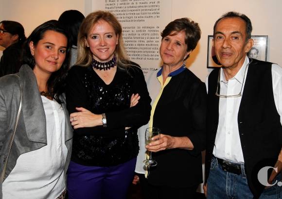 FOTO JAIME P&#201;REZ - La artista Sandra de Bedout, Lucrecia Piedrah&#237;ta, muse&#243;loga y curadora de la muestra, Alicia P&#233;rez y Luis Castro.