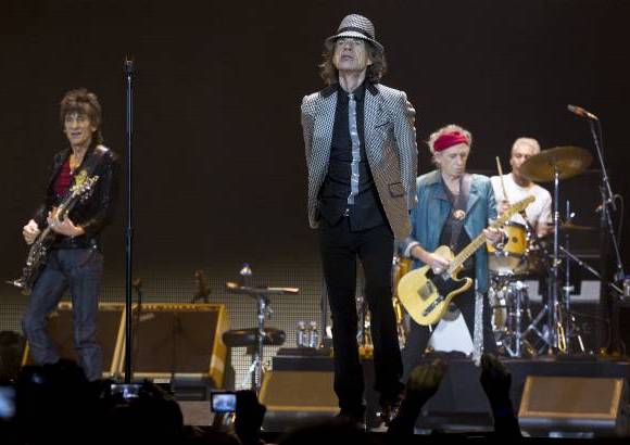 Foto AP - El vocalista Mick Jagger se contone&#243; y se desplaz&#243; con agilidad por el escenario durante el espect&#225;culo estelar de dos horas y media de duraci&#243;n.