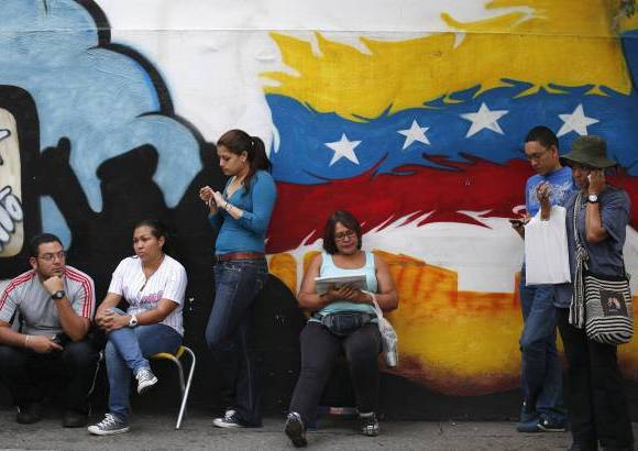 Reuters - Los candidatos m&#225;s fuertes en las encuestas son el actual mandatario, Hugo Ch&#225;vez y el l&#237;der opositor Henrique Capriles.
