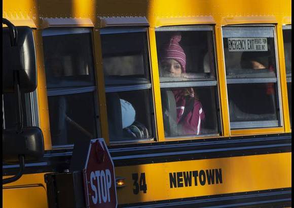 Reuters - Cientos de menores que escaparon el mes pasado a un terrible ataque en una escuela primaria en Newtown, Connecticut, han vuelto a sus aulas por primera vez desde que un hombre armado mató a 20 de sus compañeros y a seis miembros del plantel.