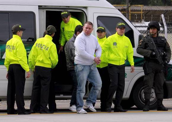 Colprensa - En un avi&#243;n de la DEA fue traslado a Estados Unidos, este jueves por la ma&#241;ana, Camilo Torres Mart&#237;nez, alias &quot;Fritanga&quot;, junto a otras seis personas para que respondan ante una Corte Federal de La Florida por el delito de narcotr&#225;fico.