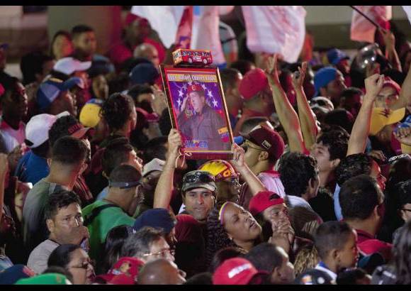 AP - Maduro formuló, asimismo, un llamado a la oposición para que sepa administrar el resultado de este proceso "con humildad". "Hago este llamado, con el espíritu de mi comandante y padre, Hugo Chávez, por favor, sepan administrar el resultado que han obtenido con humildad sin prepotencia, sin retar a Venezuela entera, sin llamar a la violencia", sostuvo.