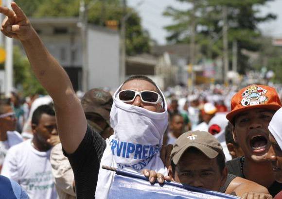 Donaldo Zuluaga - A las 12:00 de la noche inicio el cese de actividades y se cumplió la hora cero para iniciar el paro minero en todo el país. En el municipio de Caucasia los mineros se instalaron en dos campamentos en el Coliseo de la localidad y en el sector conocido como La Subasta.