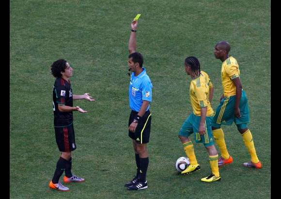 Reuters - El centrocampista mexicano Efraín Juárez vio la primera tarjeta del Mundial a los dieciocho minutos del encuentro inaugural del torneo.