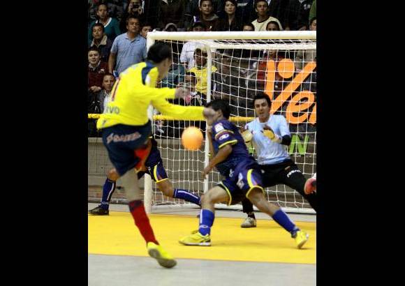 Colprensa - Cinco goles de Pinilla, tres de Jhon Celis, tres de William Estupi&#241;&#225;n, dos de Jorge Cuervo y uno de Camilo G&#243;mez, fueron los que hicieron llevar al p&#250;blico al &#233;xtasis, al jolgorio, mientras que los ecuatorianos, sin darse por vencidos, lucharon, trataron de no sentirse nunca menos que el local llevando de mejor manera su actuaci&#243;n a pesar de tan abultado resultado, sin embargo, pocas oportunidades de inquietar a los arqueros &#201;dgar Gualdr&#243;n y Carlos Santofimio.