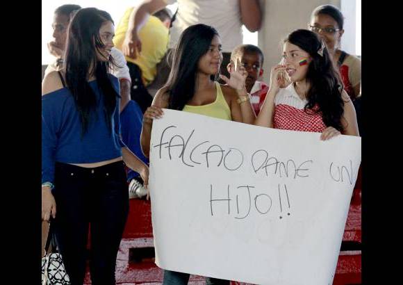 Foto Colprensa - La afici&#243;n barranquillera, a trav&#233;s de las chicas, le ratificaron el apoyo y la admiraci&#243;n a Falcao Garc&#237;a.