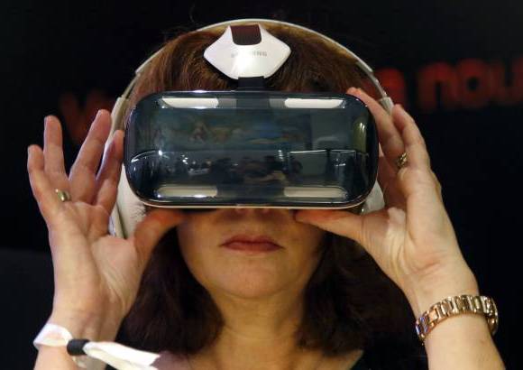 Reuters - Es el Samsung Engranaje VR-powered Oculus, un casco de realidad virtual que fue presentado esta semana en Par&#237;s.