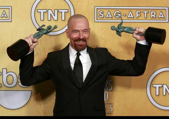 FOTO REUTERS - Bryan Cranston fue el &#250;nico actor que tuvo doble recompensa: triunf&#243; como mejor int&#233;rprete de serie dram&#225;tica (Breaking Bad) y adem&#225;s form&#243; parte del equipo ganador de Argo.