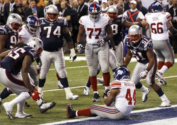 Reuters - Pero la remontada final y recuperación del control de las acciones de los Giants se dio restando 59 segundos para el final del tiempo reglamentario, cuando Bradshaw corrió seis yardas para poner el balón en las diagonales y el marcador 21-17 para el equipo de Nueva York.