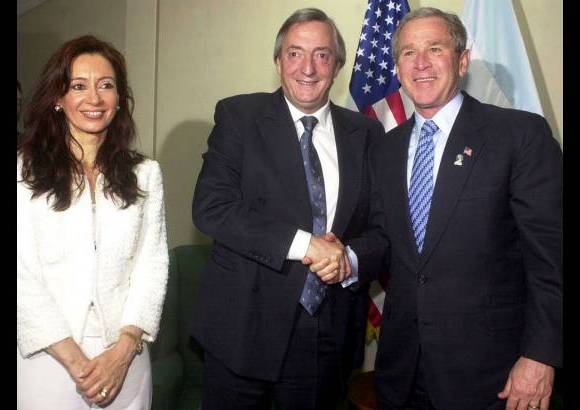 AP - El 13 de enero de 2004 N&#233;stor Kirchner se reuni&#243; con George Bush en la Cumbre Extraordinaria de las Am&#233;ricas en Monterrey, M&#233;xico.