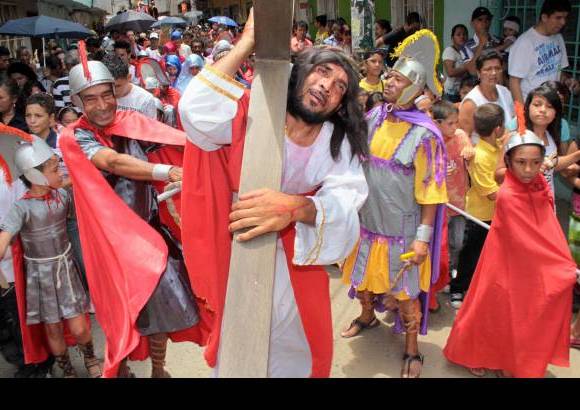 Manuel Saldarriaga - Multitudinario fue el viacrucis en el barrio Moravia de Medellín, donde se representó la pasión de Cristo.