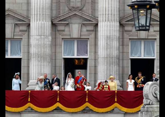 Reuters - Guillermo y Catalina salieron del templo como duques de Cambridge despu&#233;s de que la reina Isabel II le concediera a su nieto este t&#237;tulo, el de mayor rango en la nobleza brit&#225;nica, adem&#225;s de los t&#237;tulos de condes de Strathearn y barones de Carrickfergus.