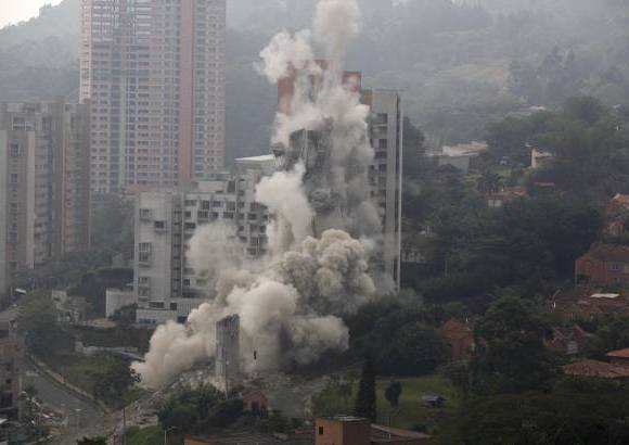Manuel Saldarriaga - Ocho minutos antes de la hora programada, la torre 5 del edificio Space cay&#243;.