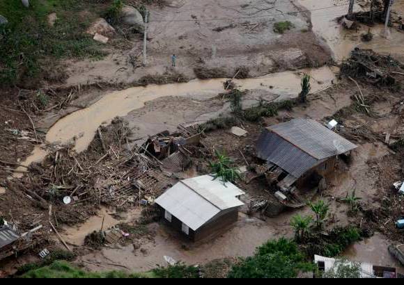 Reuters - Pese a las lluvias intensas e inundaciones, los organismos de socorro lograron avanzar sin interrupciones en la b&#250;squeda de cad&#225;veres y de personas reportadas como desaparecidas.