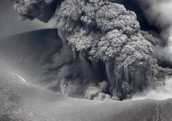 Reuters - El volcán Shinmoedake mostró la fuerza de la naturaleza cuando entró en erupción entre las prefecturas de Miyazaki y Kagoshima en Japón.