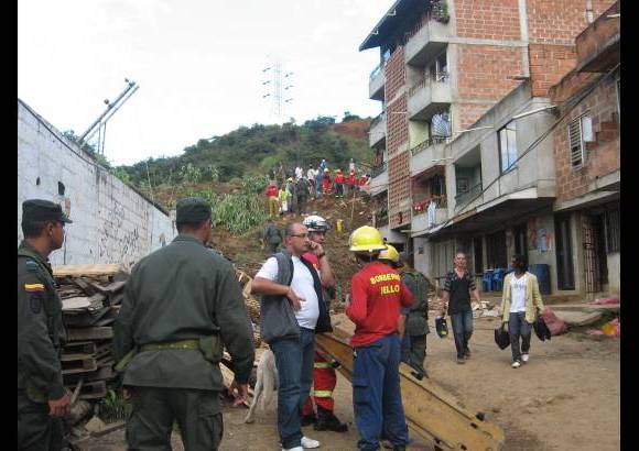 Wilson Díaz - En las primeras tres horas de rescate, los organismos de socorro rescataron dos personas heridas y recuperaron un cadáver.