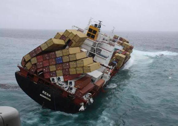 Reuters - El carguero naufragado, la mitad del cual est&#225; sumergida, no puede ser reflotado mientras no se vac&#237;e la carga.