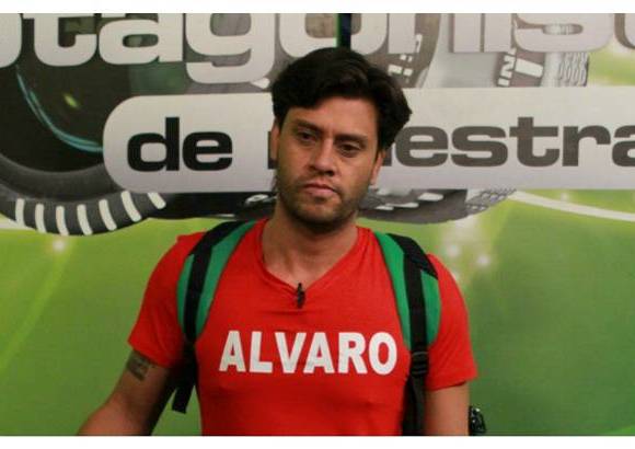 Cortes&#237;a Canal RCN - El cuarto eliminado fue &#193;lvaro. El ibaguere&#241;o era integrante del mal llamado grupo de la mafia, al lado de Elianis, Edwin, Sebasti&#225;n, Ang&#233;lica y Alberony. Mientras, Jhoan regres&#243; a la competencia, sin saber que en el camino lucir la camisa roja ser&#237;a casi una rutina angustiosa.
