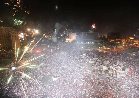 Reuters - Los manifestantes que estaban en contra del presidente egipcio, Mohamed Mursi, celebraron la noticia con fuegos artificiales.