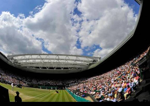 Reuters - Ni una silla vacía para ver el juego entre Djokovic y Tsonga en el campo central.