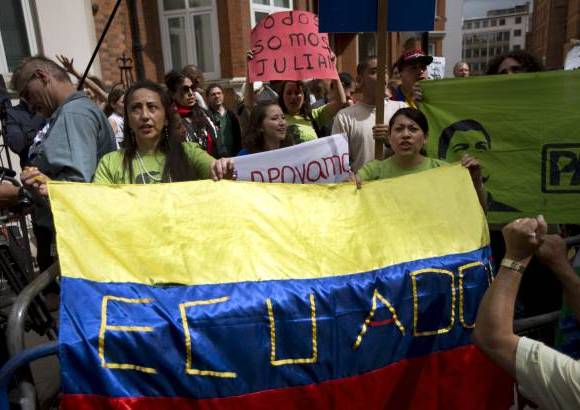 AP - Colombianos, bolivianos, chilenos, cubanos, brasileños apoyaron la manifestación pacífica al frente de la embajada ecuatoriana.